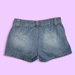Y2k tommy hilfiger blue denim shorts with red bordered sticking and pockets.